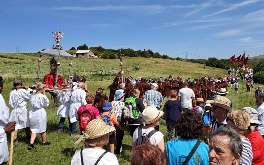 Tradiciones paganas y religiosas confluyen en junio